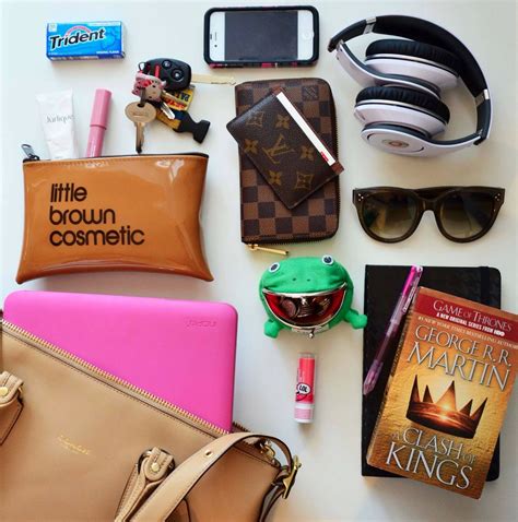 WHAT’S IN MY BAG 